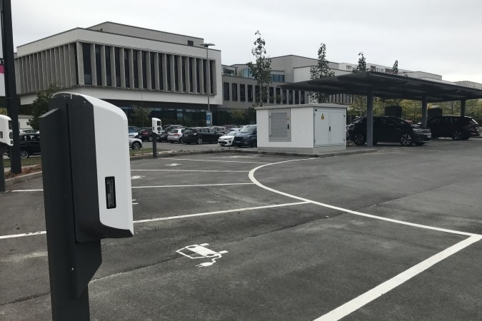 Elektrifizierte Parkplätze mit PV-Integration. Für die Werner Baubetreuungsgesellschaft mbH