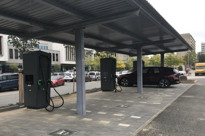 Elektrifizierte Parkplätze mit PV-Integration. Für die Werner Baubetreuungsgesellschaft mbH
