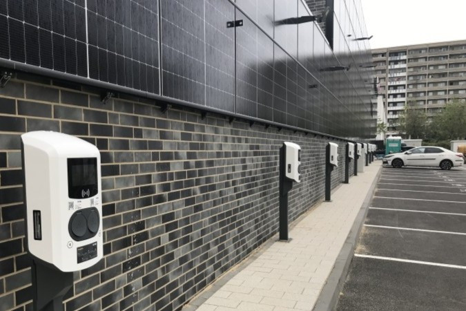Elektrifizierte Parkplätze mit PV-Integration. Für die Werner Baubetreuungsgesellschaft mbH