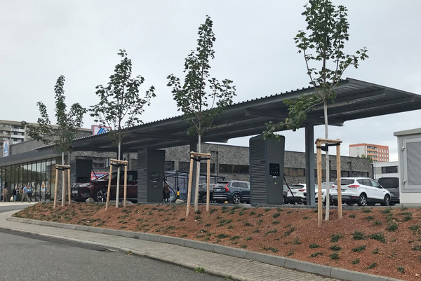 Den Wocheneinkauf erledigen und nebenbei das E-Auto laden: an den drei Standorten in Jena, Erfurt und Eisenach wurden insgesamt 12 DC-Ladepunkte, 30 AC-Ladepunkte sowie 2 Trafos verbaut.