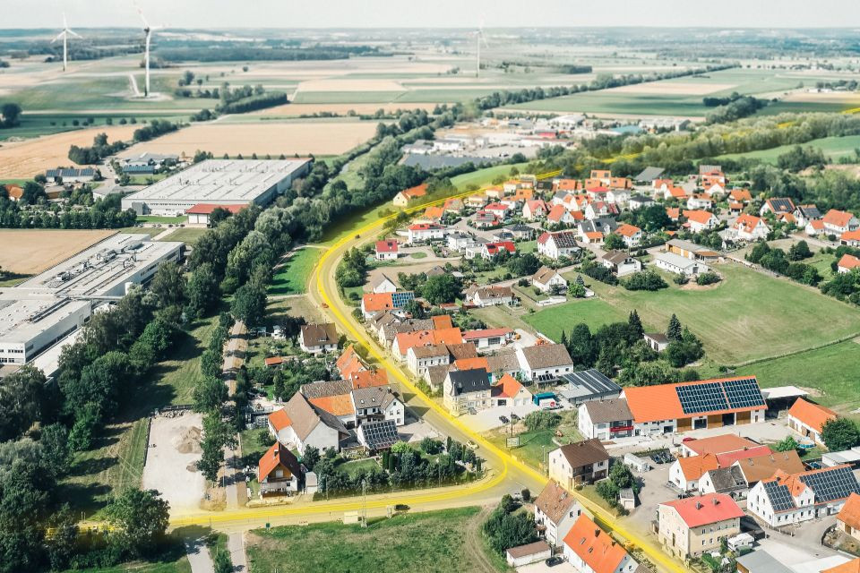 Eine Gemeinde von oben mit einem sichtbaren Wärmenetz