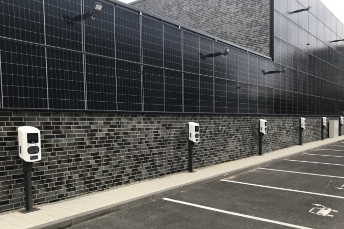 Elektrifizierte Parkplätze mit PV-Integration. Für die Werner Baubetreuungsgesellschaft mbH