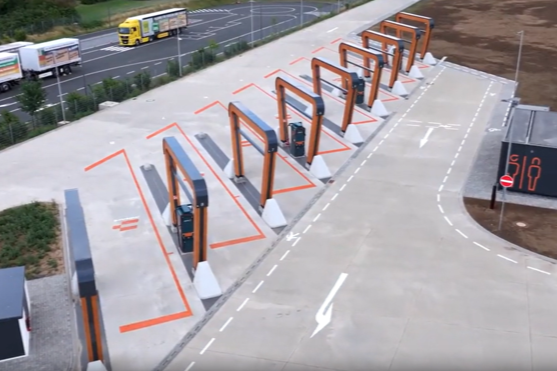 E-LKW-LADEPARK FÜR MILENCE ERRICHTET