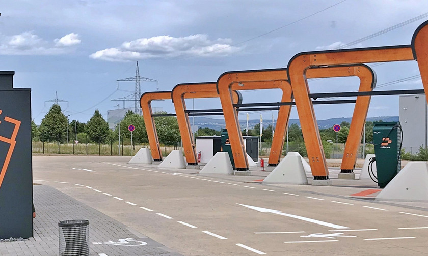 E-LKW-LADEPARK FÜR MILENCE ERRICHTET