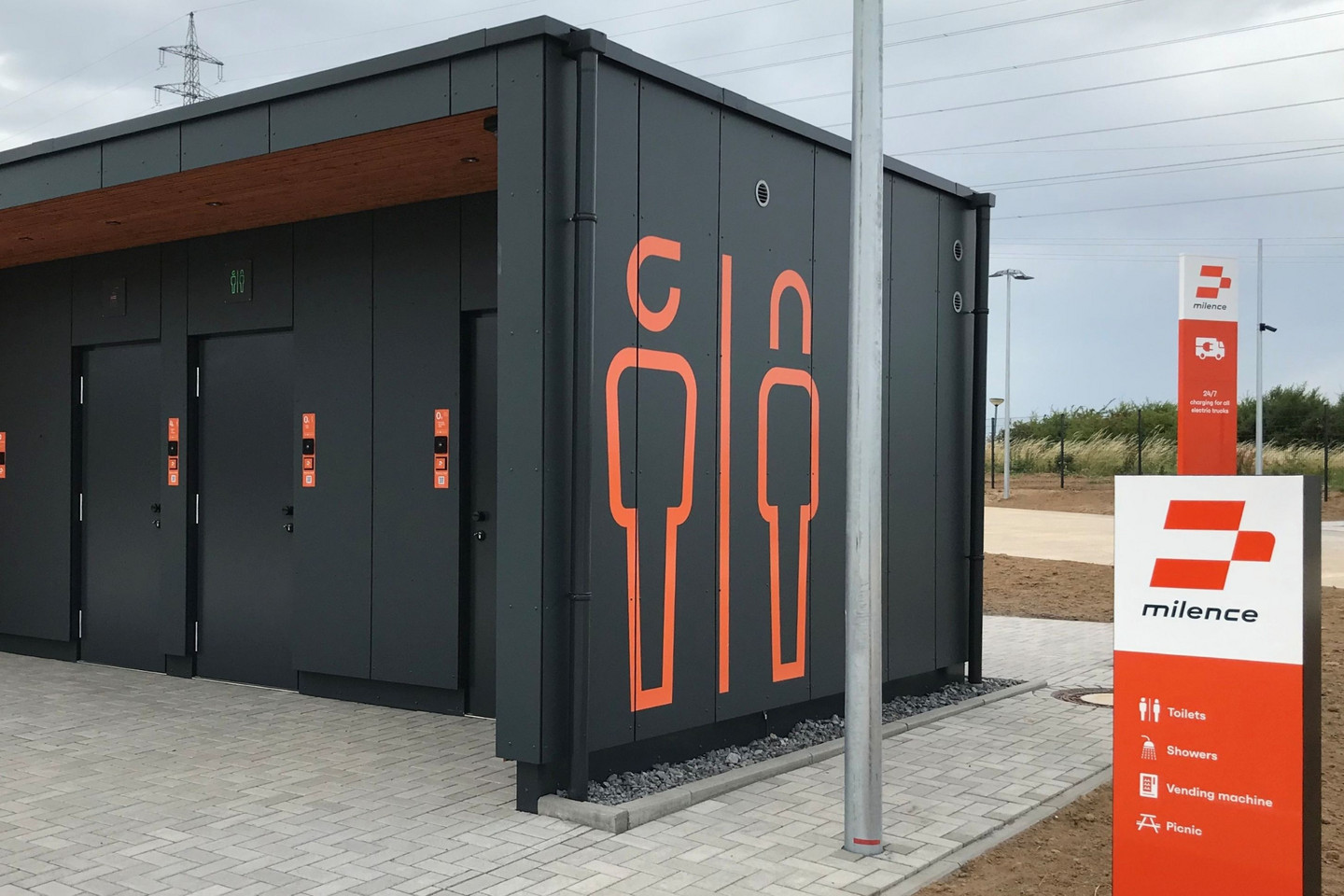 E-LKW-LADEPARK FÜR MILENCE ERRICHTET