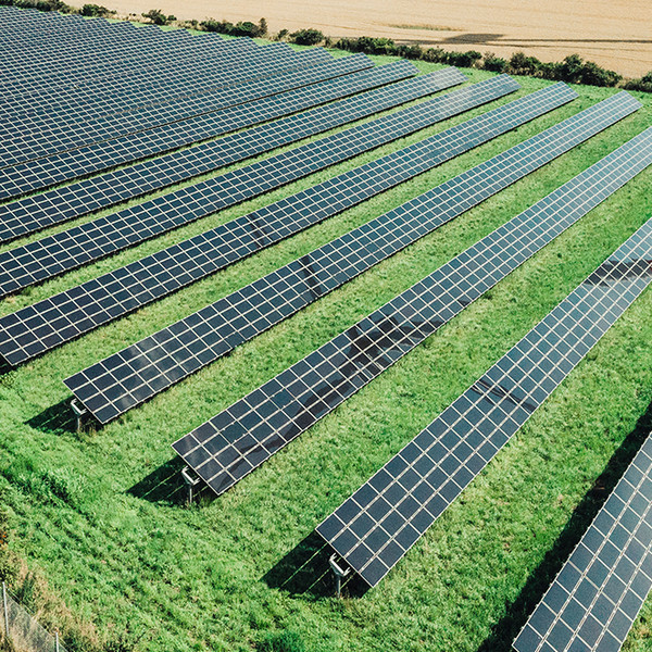 Photovoltaik-Anlage auf einer Grünfläche in Bosbüll
